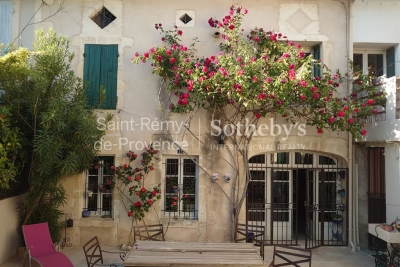 House for sale in ST-RÉMY-DE-PROVENCE  - 6 rooms - 300 m&sup2; 