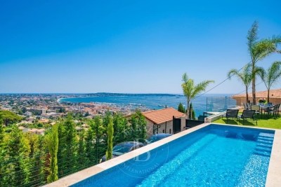 House for sale in VALLAURIS  - 6 rooms - 310 m&sup2; 