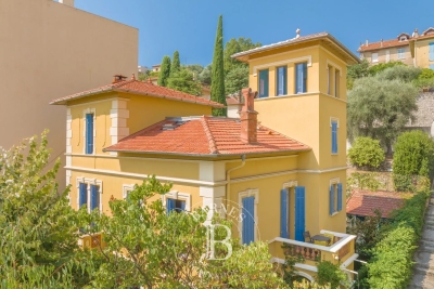 House for sale in GRASSE  - 8 rooms - 217 m&sup2; 