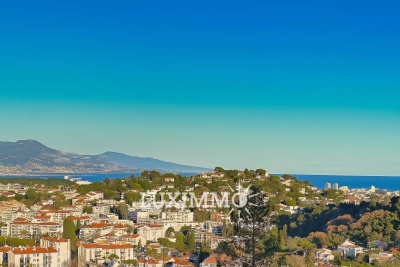 House for sale in VALLAURIS  - 6 rooms - 240 m&sup2; 