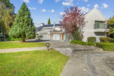 House for sale in VILLEPREUX  - 16 rooms - 578 m&sup2; 