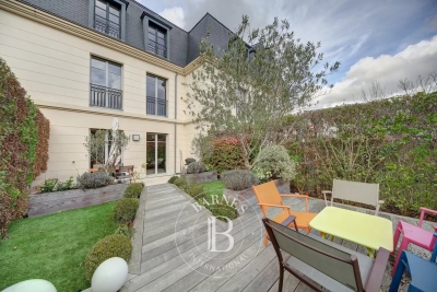 House for sale in VERSAILLES  - 6 rooms - 217 m&sup2; 