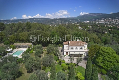 House for sale in GRASSE  - 12 rooms - 380 m&sup2; 